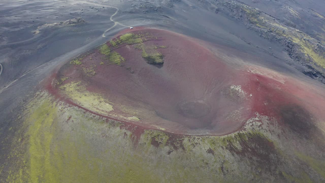 Ripresa aerea dall'alto del cratere rosso del Vulcano Raudaskal sull'isola d'Islanda