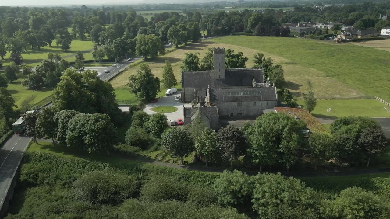 Adare Friary - Pyhän Nikolauksen Irlannin kirkko Adaren kaupungissa, Limerickin kreivikunnassa. Ilmakuva.