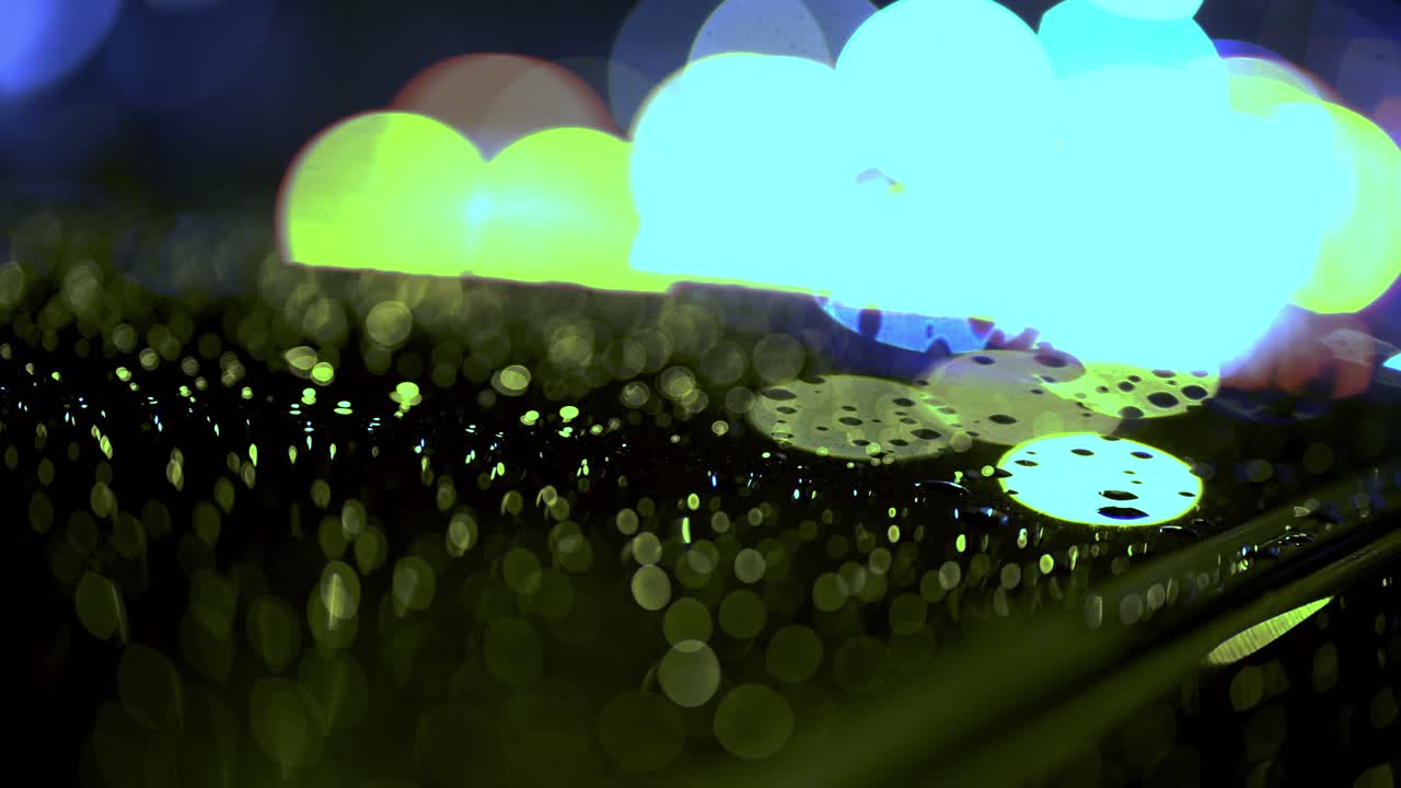 뮌헨, 바이에른의 도시 보케 배경이 있는 비오는 젖은 자동차 지붕