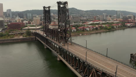 Toma-Aérea-Ascendente-Del-Puente-De-Acero-Portland-Oregon