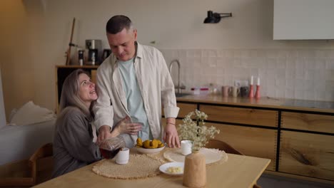 una pareja disfrutando de un desayuno romántico en su cocina