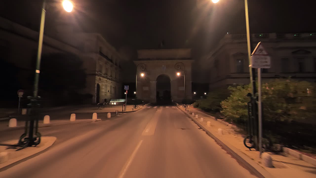 calle de la ciudad nocturna de montpellier arco del triunfo viajando