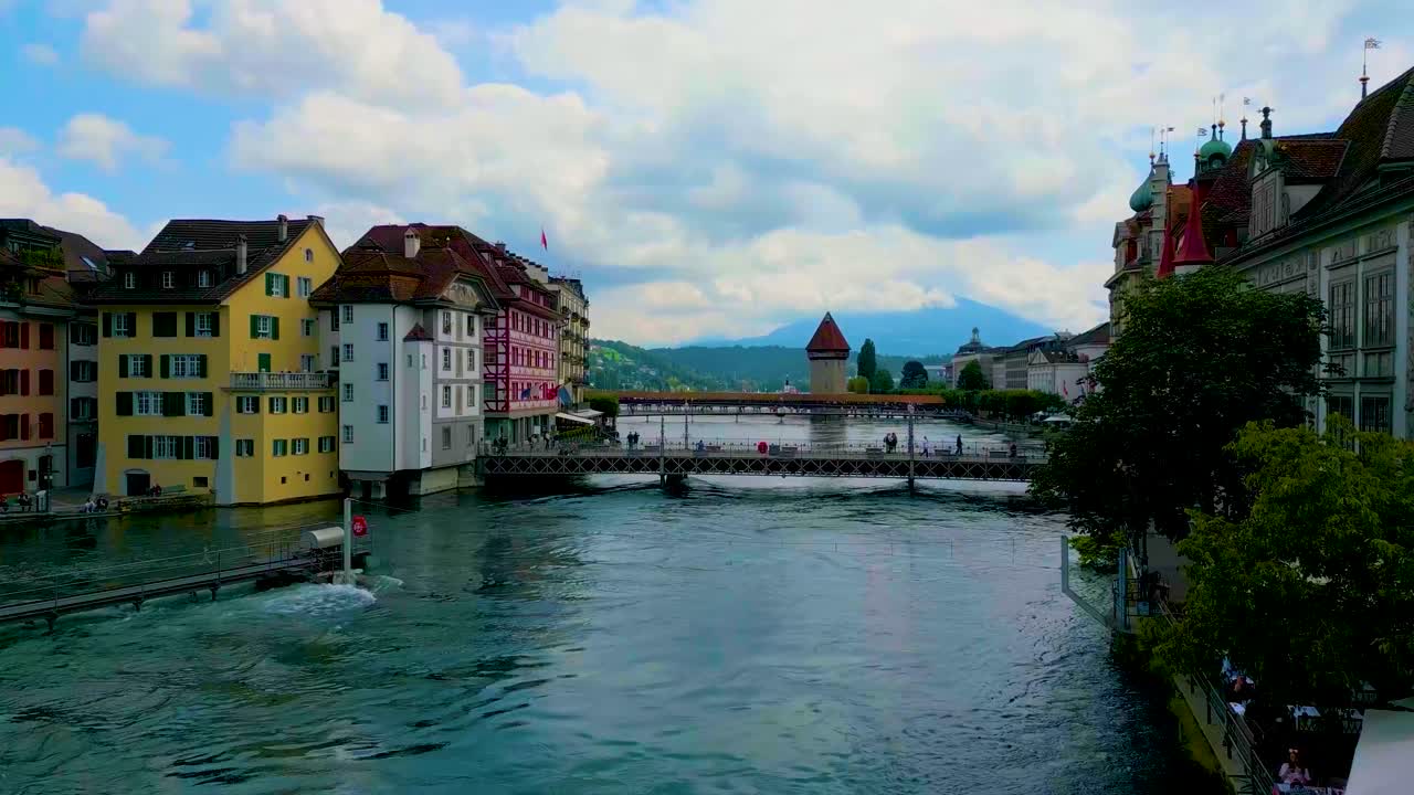 스위스 루체른의 reuss 강에 있는 사당, seebrücke, rathaussteg, geissmattbrücke 다리의 4k 드론 비디오
