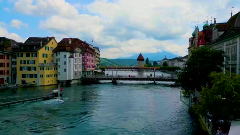 video de drones en 4k de la capilla, el puente marítimo, el rathaussteg, los puentes geissmattbrücke en el río reuss en lucerna, suiza