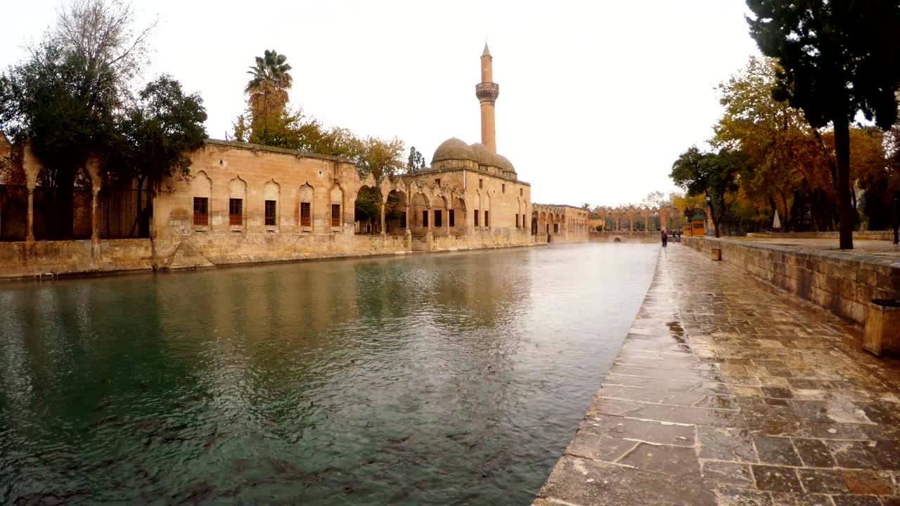 el estanque de peces sagrados donde abraham fue arrojado al fuego por nimrod
