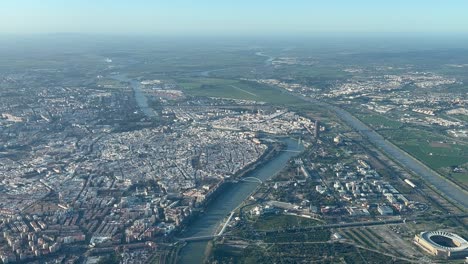 Luftpanorama-Der-Stadt-Sevilla,-Spanien,-Aufgenommen-Aus-Einer-Flugzeugkabine-Während-Des-Abflugs-Auf-3000-M-Höhe