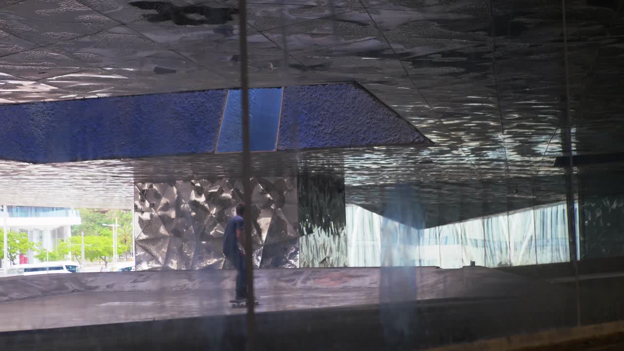 스케이트보더가 트릭을 하는 반사