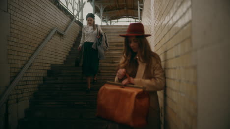 mujer corriendo hacia un tren