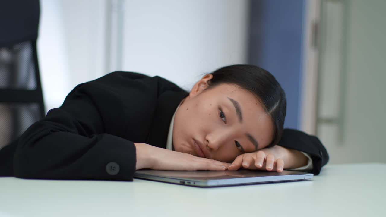 노트북에서 잠을 자는 피곤한 사업가