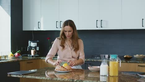 Mujer-Feliz-Haciendo-Fotos-En-El-Teléfono-Móvil.-Mujer-Alegre-Tomando-Fotos-De-Comida