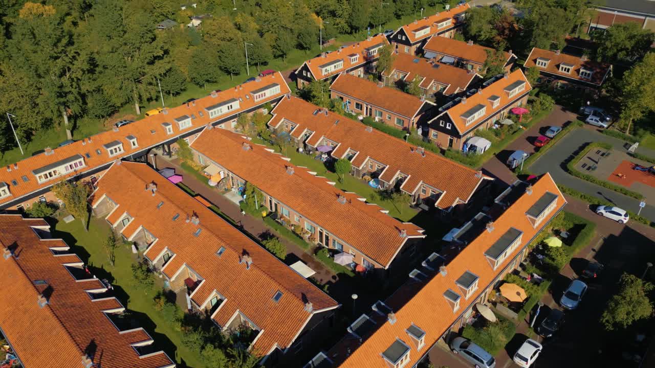 Vliegen over het Amsterdamse sociaal welzijnsdorp Vogeldorp met oranje daken