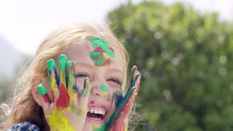 Lindo-Niño-En-Edad-Preescolar-Aprendiendo-A-Pintar-Niñas-Pintando-En-La-Cara