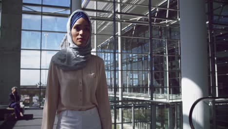 Geschäftsfrau-Im-Hijab,-Die-Im-Büro-4k-Auf-Dem-Flur-Läuft