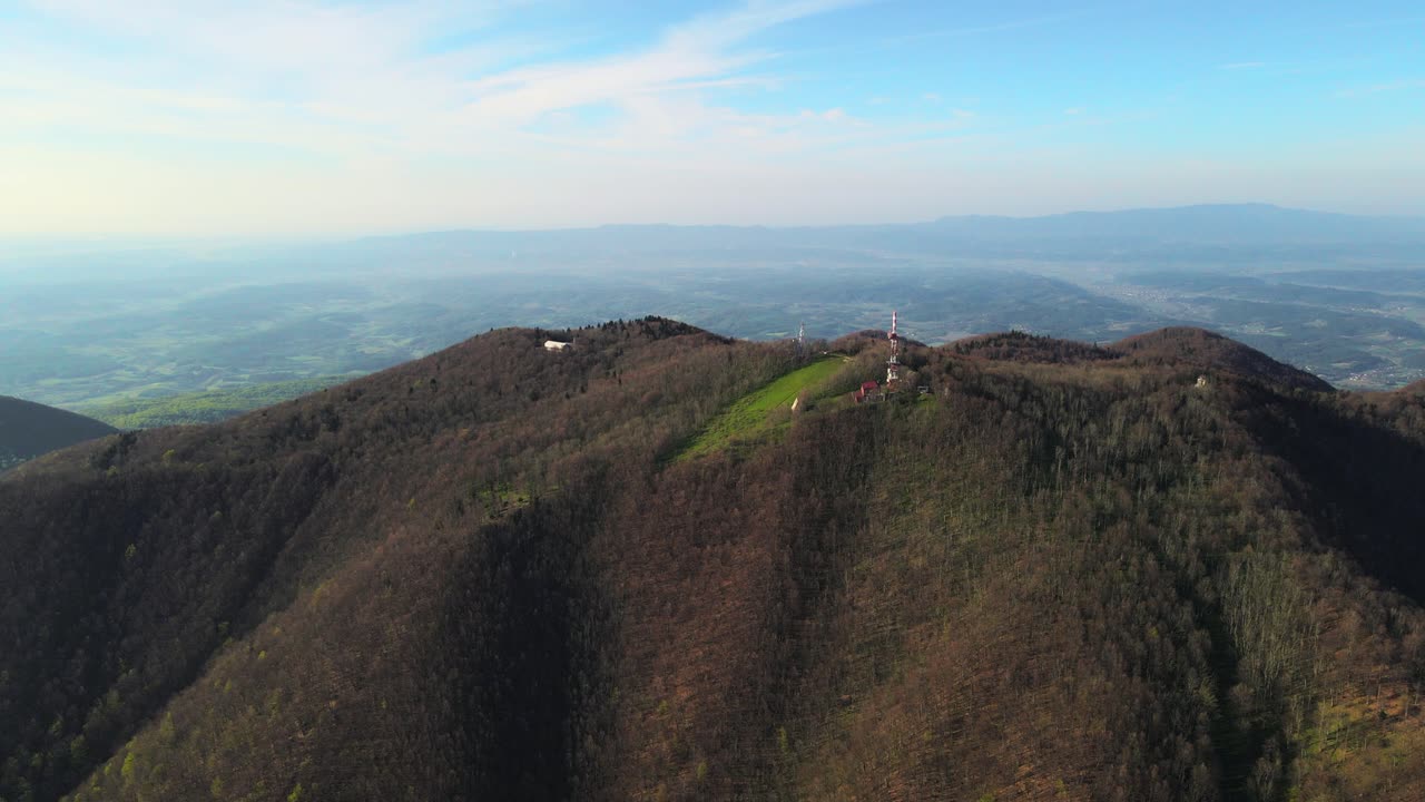 봄 에 산 꼭대기 에 있는 tv 와 라디오 통신 센터 의 항공 4k 드론 영상