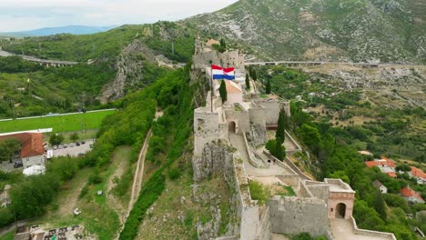 Vista-Aérea-Baja-Giratoria-Del-Lado-De-La-Fortaleza-De-Klis-En-Split,-Croacia