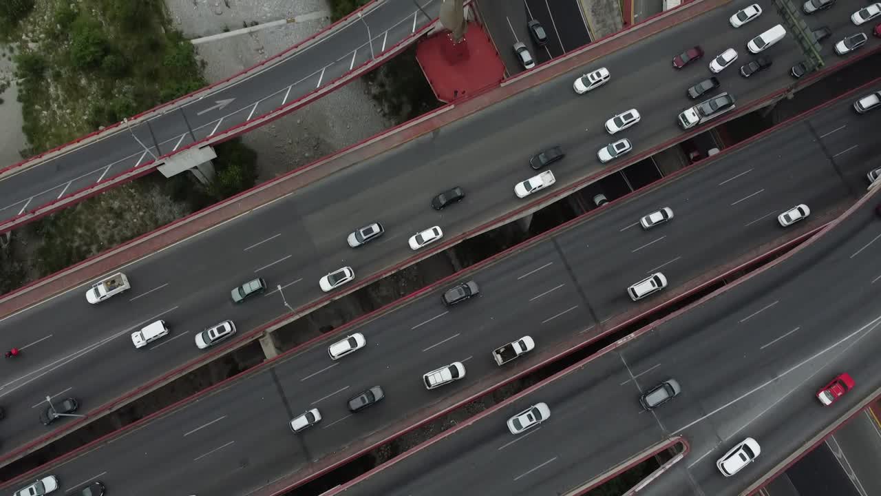 vista de la ciudad con tráfico de automóviles y montañas