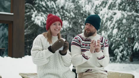 Pareja-Caucásica-Bebiendo-Té-Caliente-Y-Hablando-Juntos-En-Invierno.