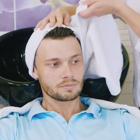 peluquero seca mans cabello
