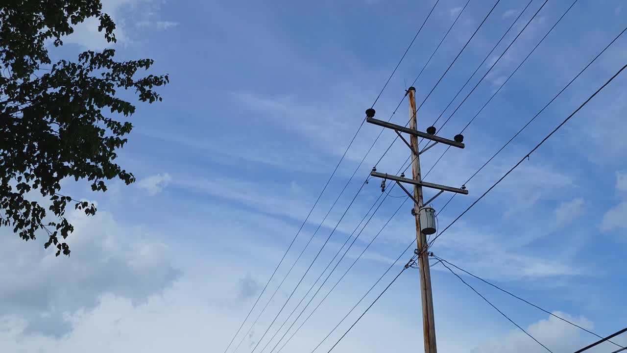 낮에는 전경에 전기 기둥이 있는 가을 푸른 하늘의 낮은 각도 샷