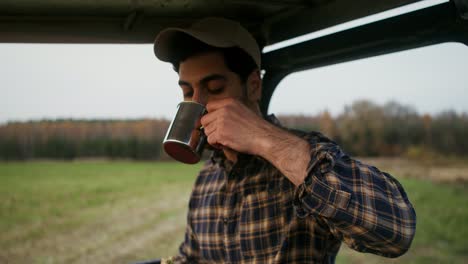 hombre en un tractor