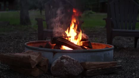 Hermosas-Imágenes-De-4k-De-Una-Fogata-Afuera-En-El-Bosque