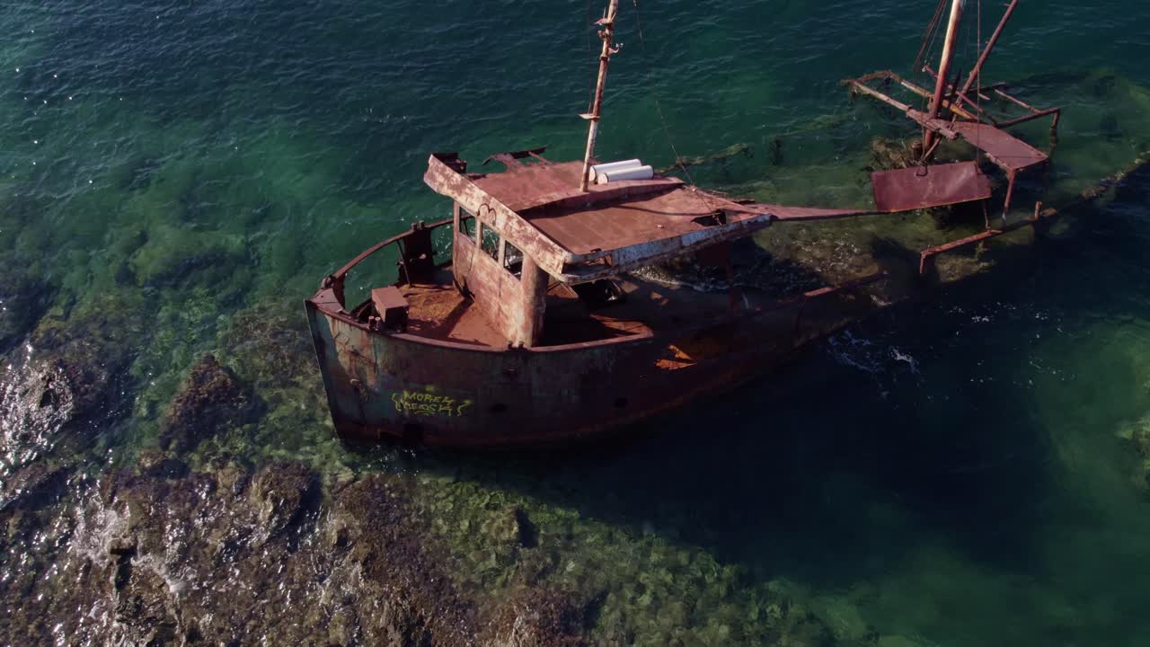 Naufragio en aguas claras y turquesas del Adriático, Bahía de Kotor, vista aérea