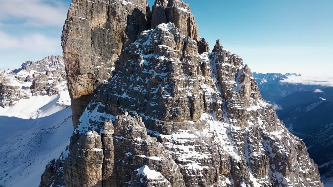 tre cime di lavaredo의 아름다운 암석을 보여주는 줌 이동