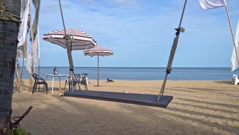 Holzschaukel-Am-Strand-Mit-Meeresstrand-Hintergrund