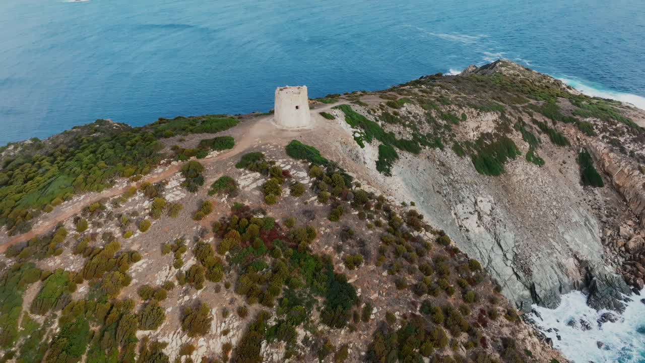 cabo malfanato desde una vista aérea: capturando la esencia de la torre de malfanato en el cabo malfanato, en cerdeña