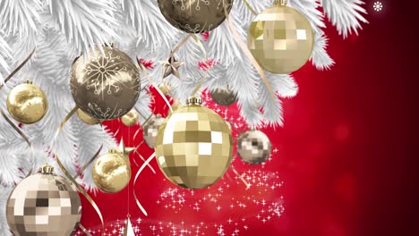 Hängende-Dekorationen-Am-Weihnachtsbaum-über-Der-Sternschnuppe,-Die-Einen-Weihnachtsbaum-Auf-Rotem-Hintergrund-Bildet