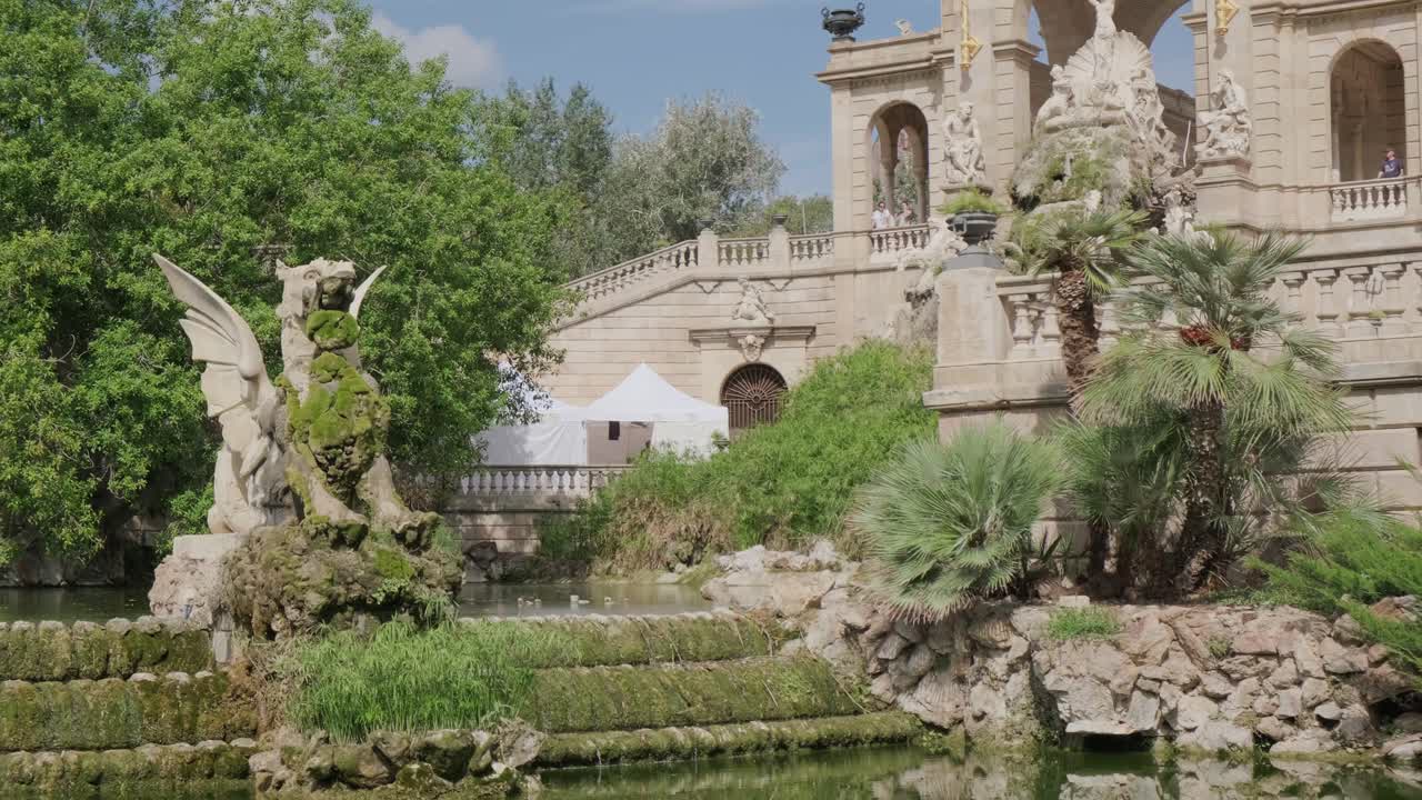 Quadriga de l'Aurora Monumental Waterfall Tilt Down 4k