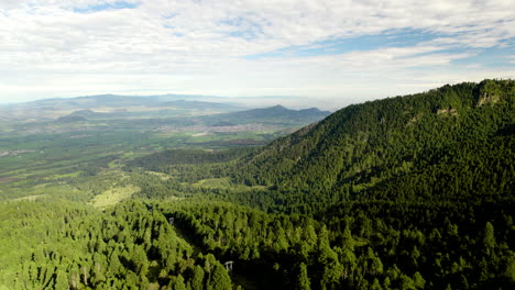 來自波波卡特佩特爾火山的墨西哥山谷的無人機拍攝