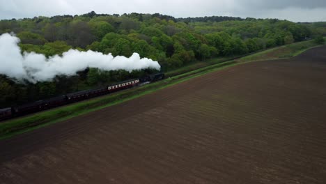 Imágenes-Aéreas-De-Drones-4k-De-Un-Tren-De-Vapor-A-Lo-Largo-De-La-Línea-De-Amapola-Que-Viaja-Entre-Holt-Y-Cromer,-Norte-De-Norfolk