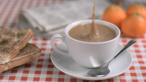 café con leche en cámara súper lenta recibiendo azúcar