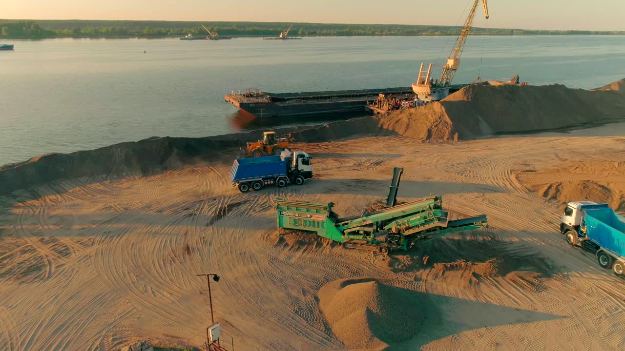 lugar de construcción del puerto fluvial al atardecer