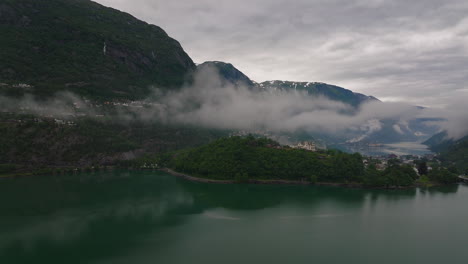 Wolkenfetzen-Schweben-Am-Himmel-über-Odda-Mit-Blick-Auf-Den-Sandvatnet-See,-Luftaufnahme