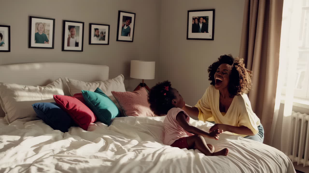 madre e hijo jugando en el dormitorio