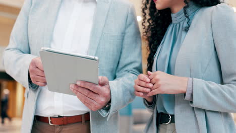 tabletas, gente de negocios y manos en la oficina