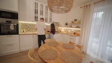 una pareja enamorada haciendo un sándwich en la cocina de la sala de estar