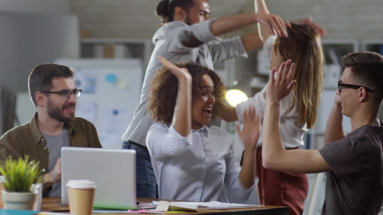 un equipo de negocios en éxtasis celebrando el éxito.