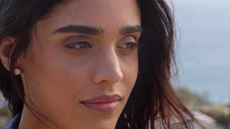 Primer-Plano-Retrato-De-Una-Hermosa-Mujer-India-Disfrutando-De-Un-Tranquilo-Día-Soleado-Relajándose-En-Las-Vacaciones-De-Verano-Con-El-Viento-Soplando-El-Pelo