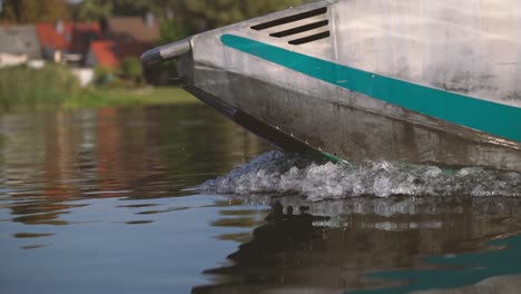 Parte-Delantera-Del-Barco-En-El-Agua-Con-Ola-De-Proa-En-Cámara-Lenta