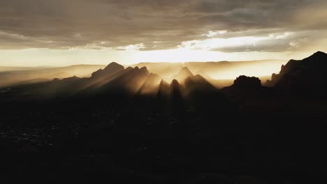 Sonnendurchbruch-über-Silhouettierten-Bergen-In-Sedona,-Arizona-Während-Des-Sonnenaufgangs