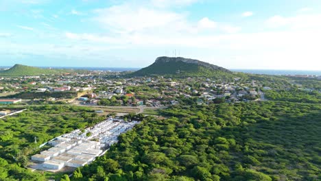 vista general aérea sobre el cementerio junto al área de wishi en willemstad curacao al mediodía