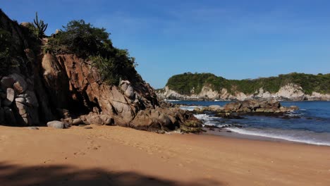 dron en una playa en oaxaca mexico