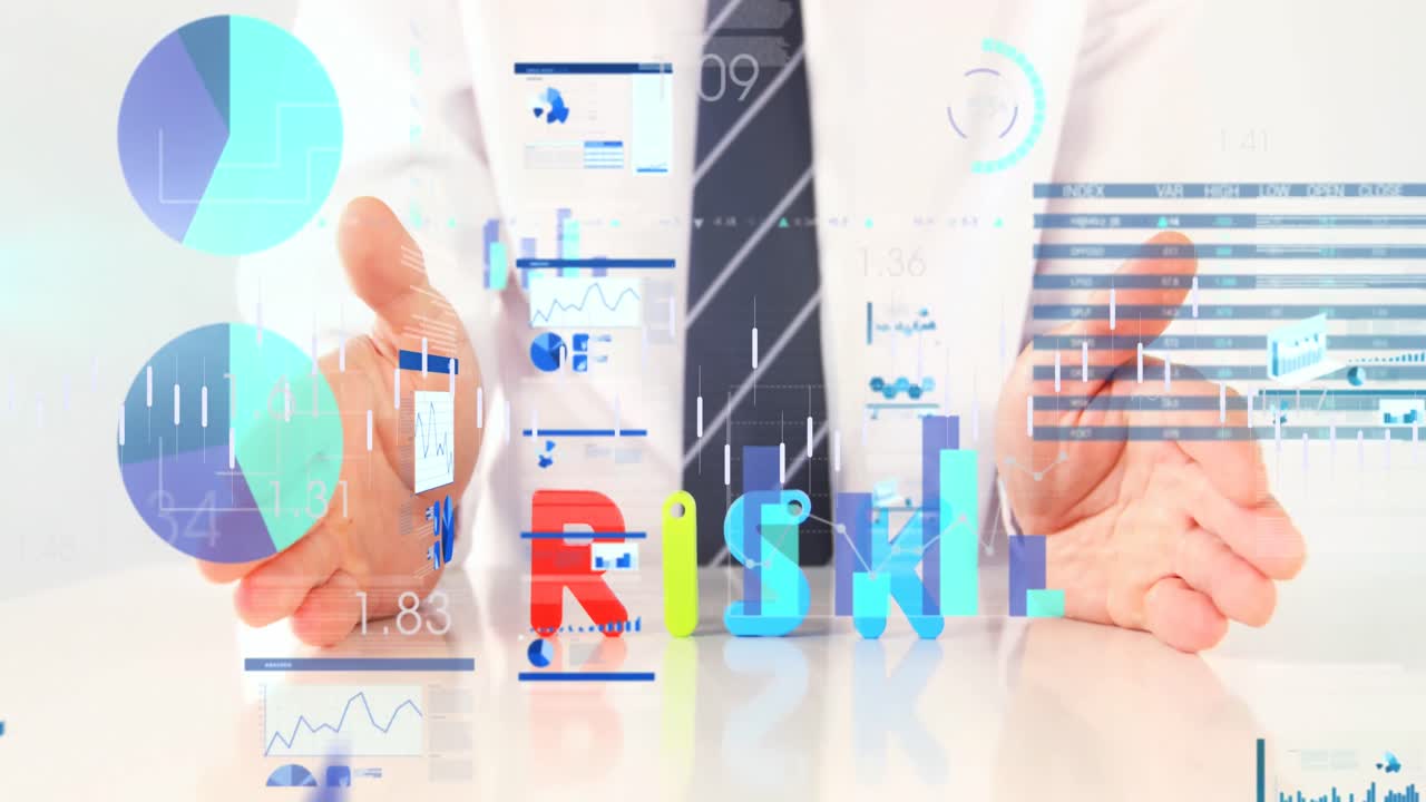 animación del procesamiento de datos financieros sobre empresario caucásico con texto de riesgo.