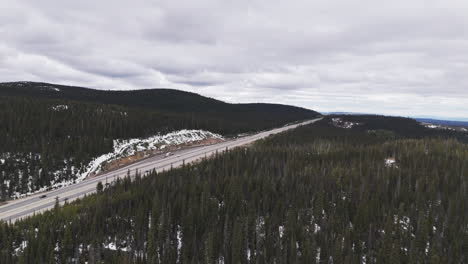 viajar a través de la autopista 97c de bc es una ruta panorámica.