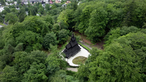 Iglesia-Vikinga-Medieval,-En-Sunny-Fantoft,-Noruega---ángulo-Alto,-órbita,-Disparo-De-Drones