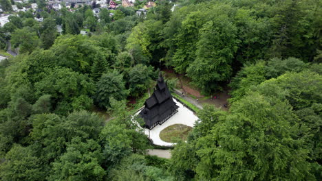 iglesia vikinga medieval, en sunny fantoft, noruega - ángulo alto, órbita, disparo de avión no tripulado