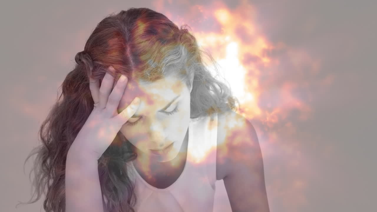 animación digital de una mujer con dolor de cabeza intenso sentada con la mano en la cabeza 4k